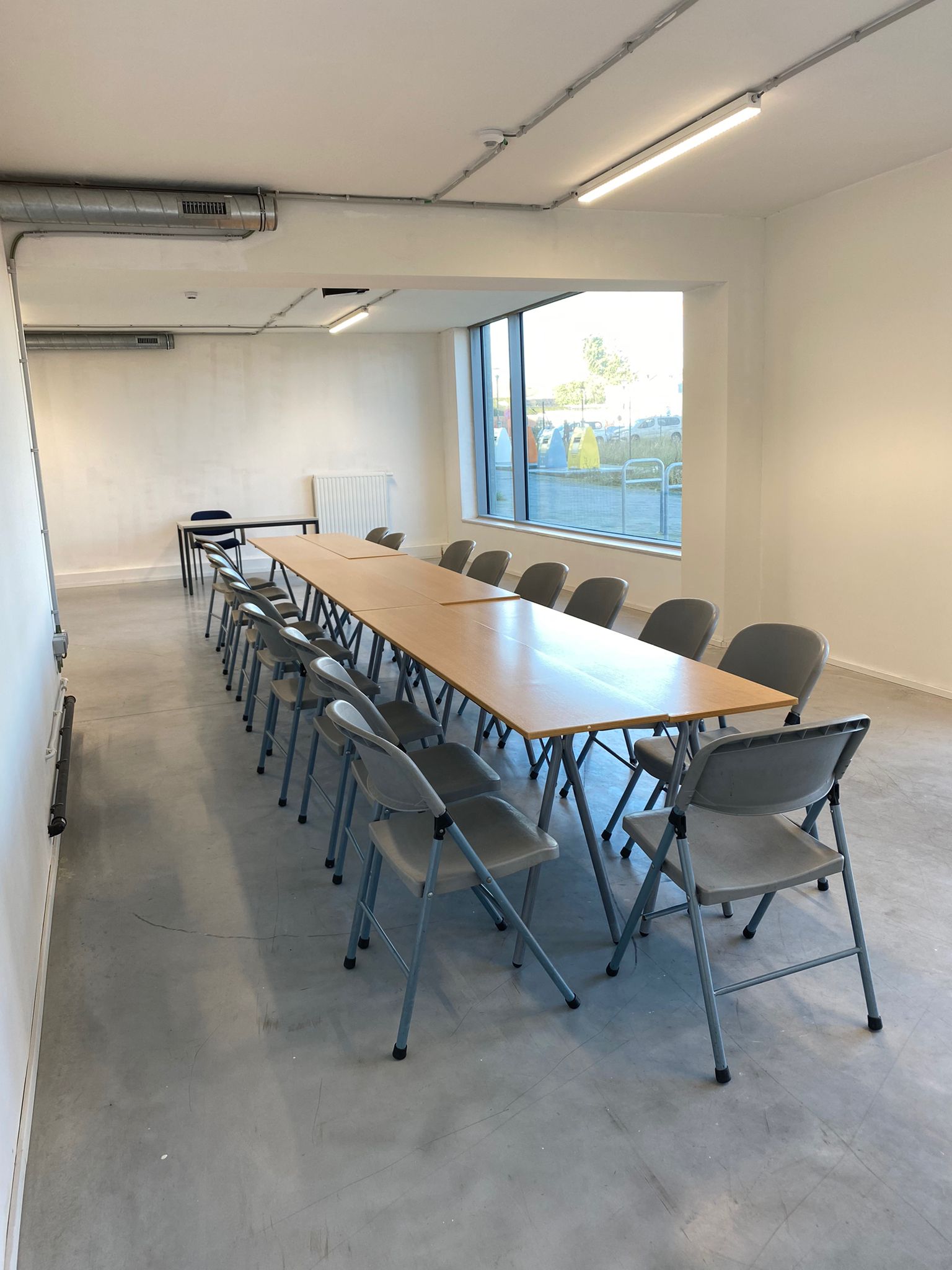 Salle, espace, locale multifonctionnel, à louer, en location, pour des réunions, conférences, séminaires, formations, cours, activités éducatives, évènement culturel, vente privé, cours de yoga, à Bruxelles, près de métro.