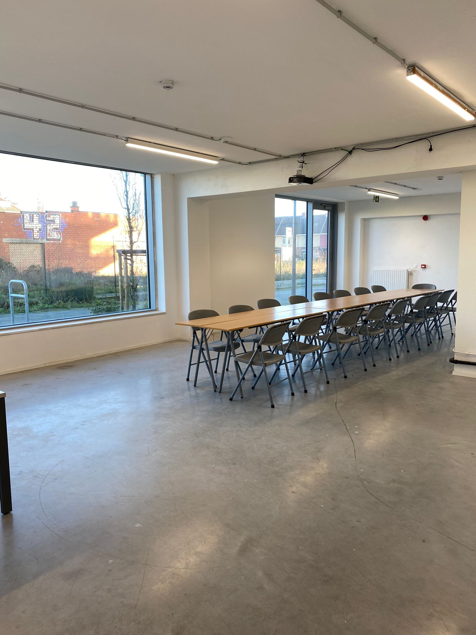 Salle, espace, locale multifonctionnel, à louer, en location, pour des réunions, conférences, séminaires, formations, cours, activités éducatives, évènement culturel, vente privé, cours de yoga, à Bruxelles, près de métro.